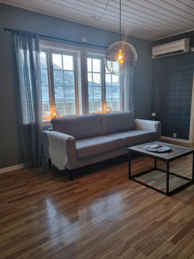 Stor Leilighet Med 4 Senger Sentralt I Forde Exteriör bild